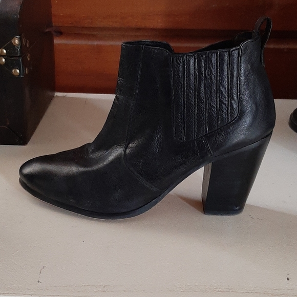Kate and Mel leather ankle boots - Picture 2 of 10